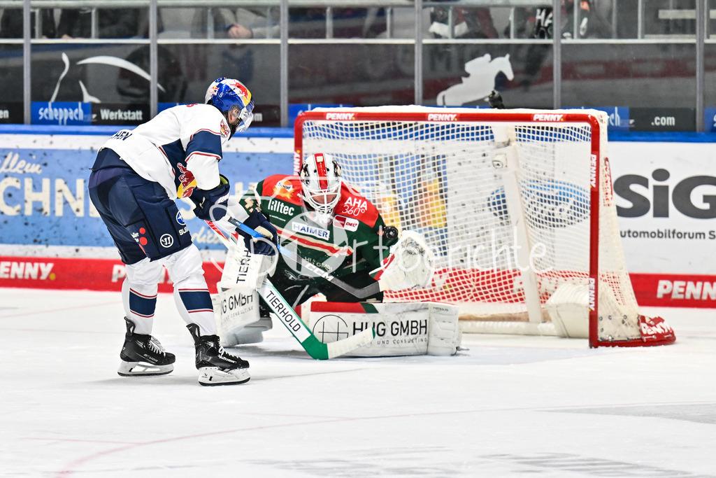Augsburger Panther - EHC RB München | AUGSBURG, DEUTSCHLAND - 27. FEBRUAR: Tobias RIEDER (RB München 8) ist auf dem Weg zum 1-4 - Peyton JONES (Augsburger Panther 41) ist machtlos / Tor / Torschuetze / Freude / Happy während dem Match zwischen den Augsburger Panthern und dem EHC RB München am 46. Spieltag der Penny DEL im Curt Frenzel Stadion
