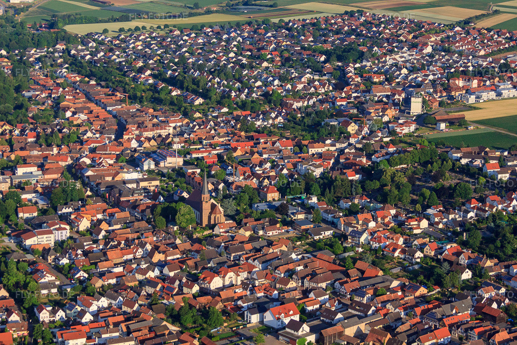 Luftbild: Stadtansicht von Osten in Herxheim bei Landau im Bundesland Rheinland-Pfalz in Deutschland. Foto: IMG_67932.jpg vom 14.06.2014 durch Werner Riehm/FLY-FOTO.de