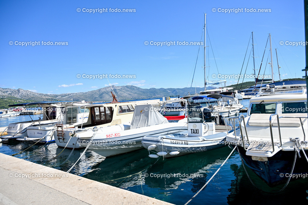 Kroatien_ Korcula_ Insel in Sueddalmatien_ Korcula Stadt_ 13.09.2024-53 | 13.09.2024, Kroatien, HRV, Korcula, Insel in Sueddalmatien, Korcula Stadt im Bild Hafen, Hafenansichten, Boot, Boote, Schiff, Schiffe, Gebauede, Adria, Meer, Stadtansichten, Altstadt, Marco Polo, Museum, Touristen, Souvenier, Restaurant, KonobaKorcula - Schwarzes Korfu - benannt nach den dunklen Kiefernwaeldern, ist eine zu Kroatien gehoerende Insel in der Adria vor der Kueste Sueddalmatiens. Zugleich ist sie Teil des Dinarischen Gebirges. Quelle: Wikipedia