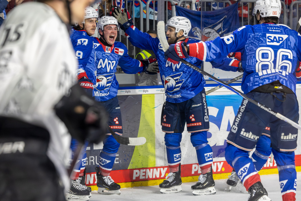 DEL, Deutsche Eishockey Liga Saison 2025/26, 13. Spieltag: Adler Mannheim gegen Kölner Haie***Bild: Großer Jubel bei Mannheim nach dem Tor zum 2:1 durch Justin Schütz | DEL, Deutsche Eishockey Liga Saison 2025/26, 13. Spieltag: Adler Mannheim gegen Kölner Haie***Bild: Großer Jubel bei Mannheim nach dem Tor zum 2:1 durch Justin Schütz - Realisiert mit Pictrs.com