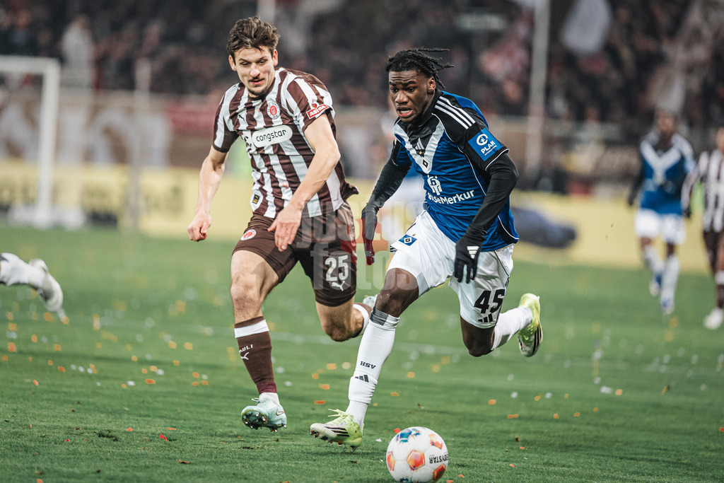 Fußball | Männer | Saison 2025/2026  | Fußball-Bundesliga | 19. Spieltag | FC St. Pauli vs. Hamburger SV | 23.01.2026 | v.l. Adam Dzwigala (#25, FC St. Pauli) gegen Fabio Balde (#45, HSV)