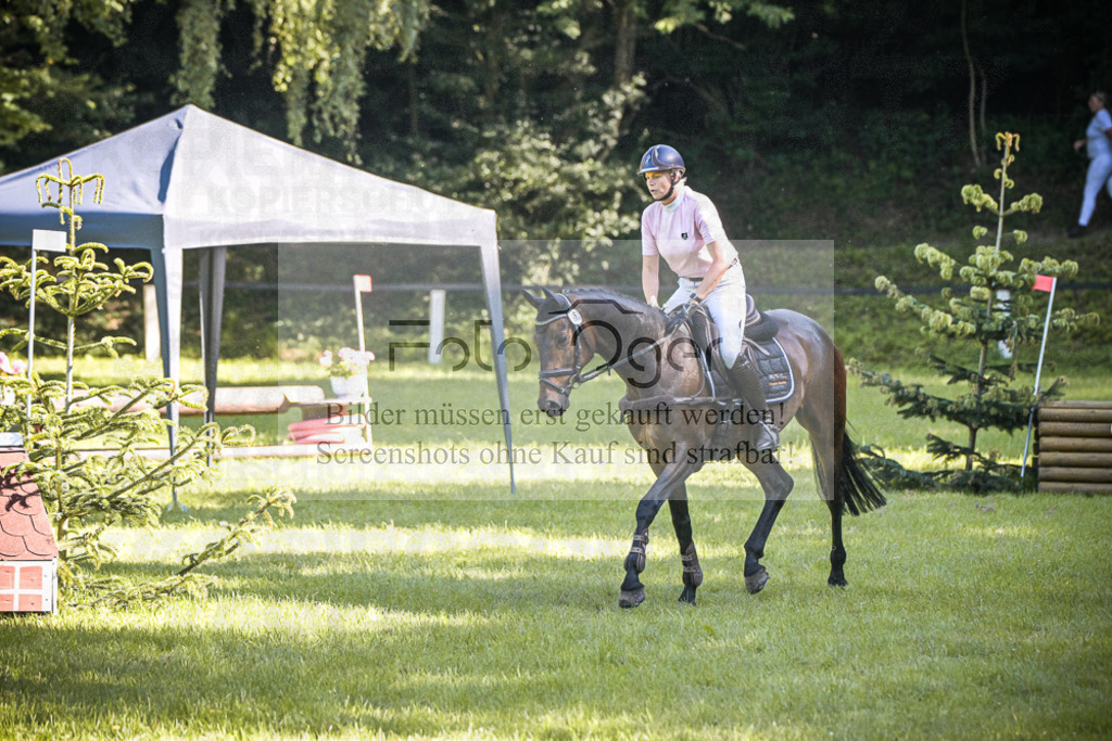 DOS_2430 | Entdecke hochwertige Reitturnierfotos von Foto Oger. Professionell, emotional und authentisch – jetzt Lieblingsmomente im Shop bestellen.Deutschlandweite Turnierfotografie. - Realisiert mit Pictrs.com