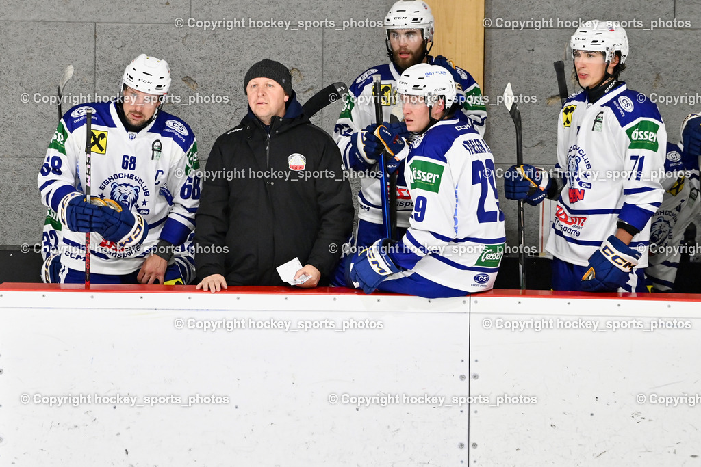ESV Ferlach vs. UECR Eisbären Huben | #68 Unterlercher Martin UECR EISBÄREN HUBEN, #29 Bstieler Raphael UECR EISBÄREN HUBEN, #71 Sinegubovs Antons UECR EISBÄREN HUBEN, Headcoach UECR EISBÄREN HUBEN Trojer Silvio, Spielerbank UECR Huben, ESV Ferlach vs. UECR Eisbären Huben, ESV Ferlach vs. UECR Eisbären Huben am 31.10.2025 in Ferlach (HTC Eishalle Ferlach), Austria, (Photo by Bernd Stefan)