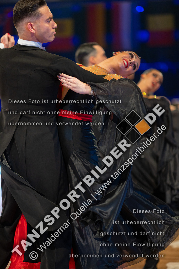 20251206-03977 | Hier finden Sie Tanz Bilder vom Latein und Standard Formationen tanzen. Sportbilder vom Tanzsport. Schöne Fotos und von Weltmeisterschaft, Europameisterschaft, Bundesliga, Regionalliga, Oberliga und Landesliga sowie von GOC Stuttgart, DanceComp, WM Bremen