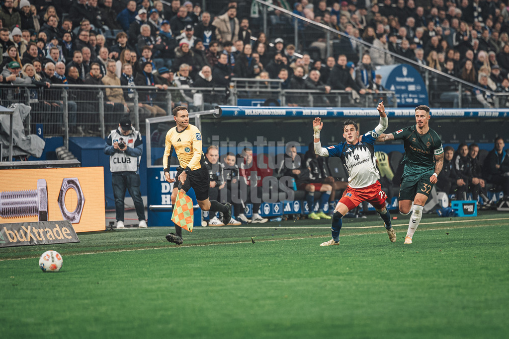 Fußball | Männer | Saison 2025/2026 | 1. Fußball-Bundesliga | 13. Spieltag | Hamburger SV vs. SV Werder Bremen | 07.12.2025 | Taktisches Faul von Marco Friedl (#32, SV Werder Bremen) rechts gegen Nicolas Capaldo (#24, HSV) links