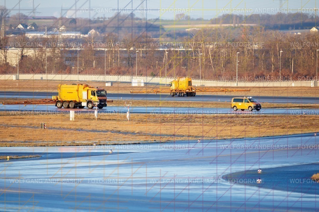 2026102-100300_EDDF_NW_TAXI_R3C_0011 | Während Flugzeuge starten und landen, sorgen sie im Hintergrund für Sicherheit: Maintenance-Teams am Flughafen Frankfurt am Main im Einsatz. Enteisung der Runways, Präzision unter Zeitdruck und die Kraft der orangefarbenen Spezialfahrzeuge – stille Profis, ohne die nichts fliegt - Realisiert mit Pictrs.com