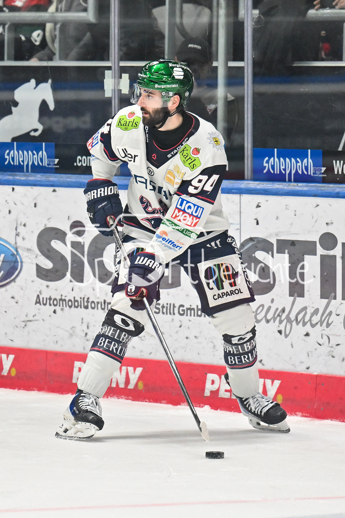 Augsburger Panther - Eisbären Berlin | aUGSBURG, GERMANY - 27. JANUARY: am Puck Liam KIRK (Eisbären Berlin 94) / Einzelfoto / Freisteller während dem Match zwischen den Augsburger Panthern und den Fischtown Pinguins am 43. Spieltag der Penny DEL im Curt Frenzel Stadion