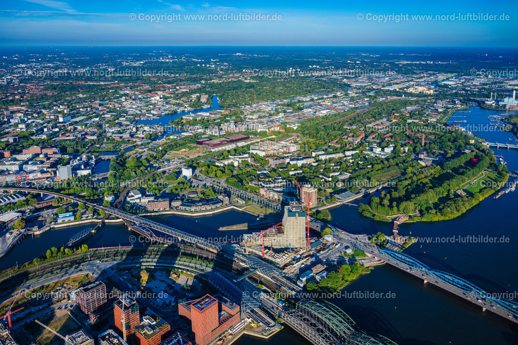 Hamburg_Rothenburgsort_ELS_3708190925 | HAMBURG 20.09.2025 Baustopp auf der Baustelle zum Neubau des Hochhaus- Gebäudekomplexes " Elbtower " an der Zweibrückenstraße zwischen Oberhafenkanal und Norderelbe im Ortsteil HafenCity in Hamburg, Deutschland. Weiterführende Informationen bei: Adolf Lupp GmbH + Co KG,  Akustik-Ingenieurbüro Moll GmbH,  BTB Betontechnik GmbH,  David Chipperfield Architects - Gesellschaft von Architekten mbH,  Deutsche Doka Schalungstechnik GmbH,  Ed. Züblin AG,  Implenia AG,  LV Baumanagement AG,  NOBU HOTELS CORPORATE OFFICE,  SIGNA HOLDING GMBH. // Construction stop on the construction site for the new high-rise building complex "Elbtower" on Zweibrueckenstrasse between Oberhafenkanal and Norderelbe in the HafenCity district of Hamburg, Germany. Further information at: Adolf Lupp GmbH + Co KG,  Akustik-Ingenieurbuero Moll GmbH,  BTB Betontechnik GmbH,  David Chipperfield Architects - Gesellschaft von Architekten mbH,  Deutsche Doka Schalungstechnik GmbH,  Ed. Zueblin AG,  Implenia AG,  LV Baumanagement AG,  NOBU HOTELS CORPORATE OFFICE,  SIGNA HOLDING GMBH. Foto: Martin Elsen