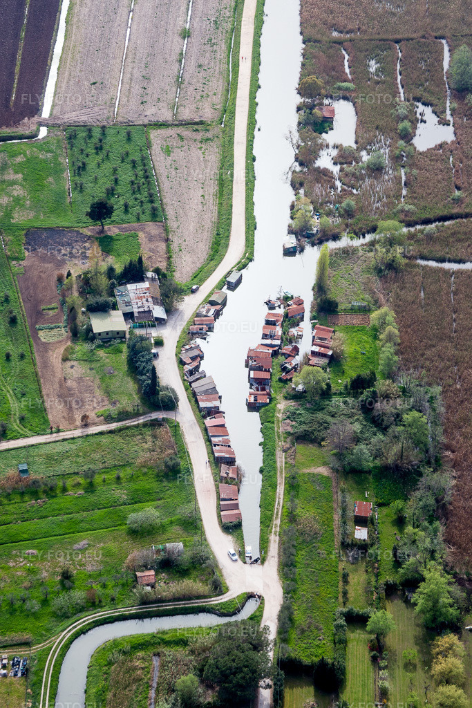 Vue aérienne: Vue de la ville à Massarosa dans le département Lucca, Italie. Photo: IMG_086988.jpg prise le 03/04/2016 par Werner Riehm/FLY-FOTO.eu – Résolution de l'original: 2432 x 3648 px