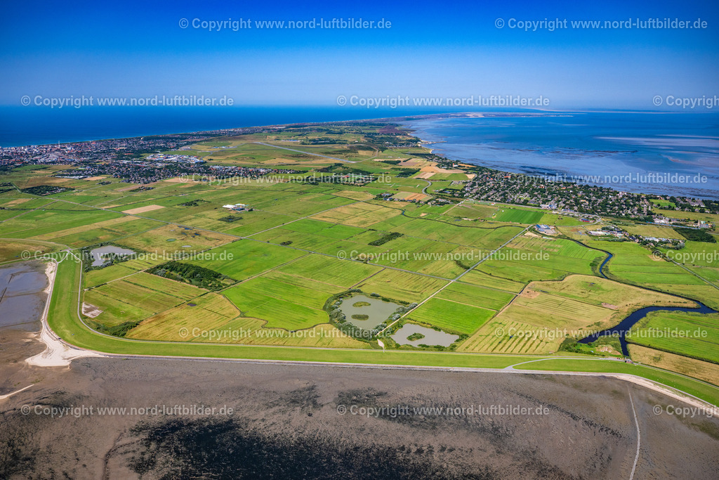 Sylt_Ost_Felder_und_Deich_ELS_9561130825 | SYLT 13.08.2025 Ortsansicht an der Meeres-Küste der Nordsee in Keitum im Bundesland Schleswig-Holstein. // Townscape on the seacoast of North Sea in Keitum in the state Schleswig-Holstein. Foto: Martin Elsen