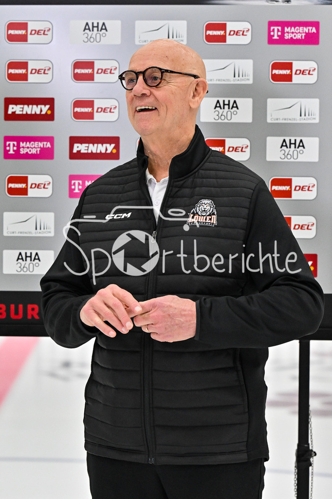 Augsburger Panther - Löwen Frankfurt | Im Bild Tom ROWE headcoach Löwen Frankfurt vor dem Spiel in Augsburg beim Interview mit MagentaSport, Magenta Sport beim match zwischen den Augsburger Panthern und den Löwen Frankfurt am 8. Spieltag der Penny DEL im Curt Frenzel Stadion am 19.10.2025
