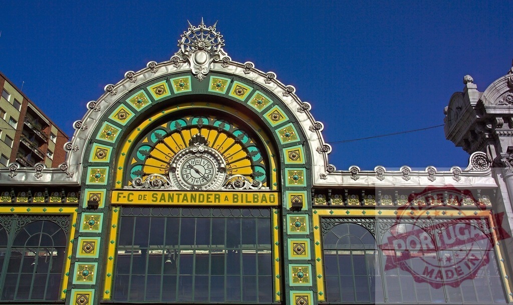 La Concordia Station facade clock and architecture in Bilbao. Spain - Bilbao | La Concordia Station historic railway facade with clock and ornate details under blue sky - Realisiert mit Pictrs.com