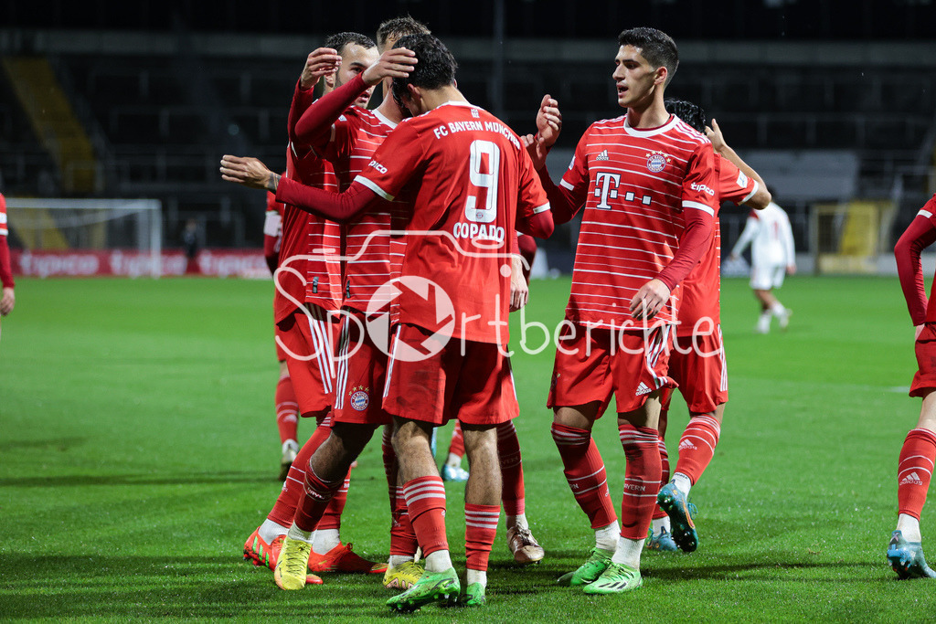 FC Bayern Amateure - 1. FC Nuernberg II | Die Amateure freuen sich ueber den Treffer zum 1-1 durch Lucas Copado Schrobenhauser (FCB #9)