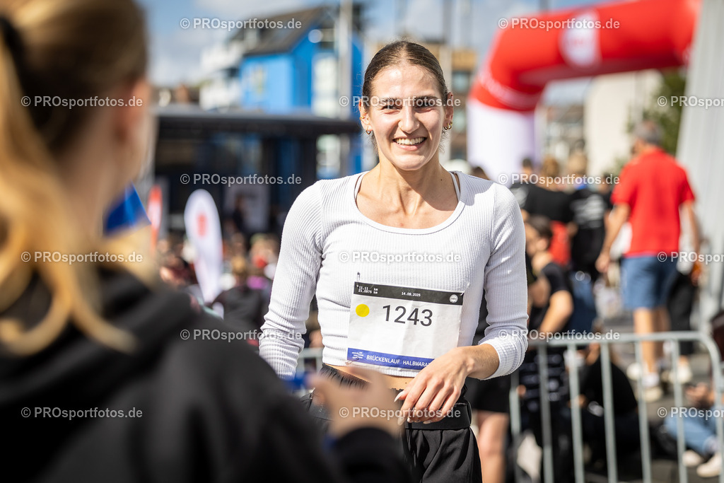 44. Kölner Brückenlauf; Koeln, 14.09.25 | Impressionen vom 44. Kölner Brückenlauf am 14.09.25 am Schokoladenmuseum in Koeln. Foto: BEAUTIFUL SPORTS/Leah Kohring