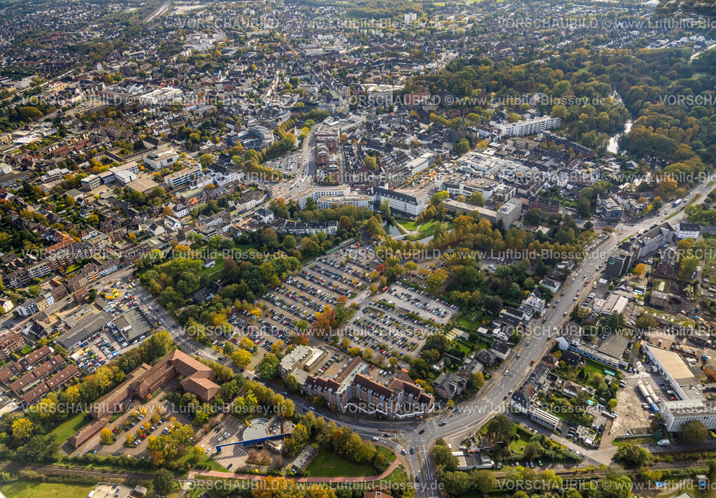 Moers241012809 | Luftbild, City Innenstadtansicht Wohngebiet mit Rathaus, vorne Parkplatz Mühlenstraße, Moers, Moers, Ruhrgebiet, Nordrhein-Westfalen, Deutschland