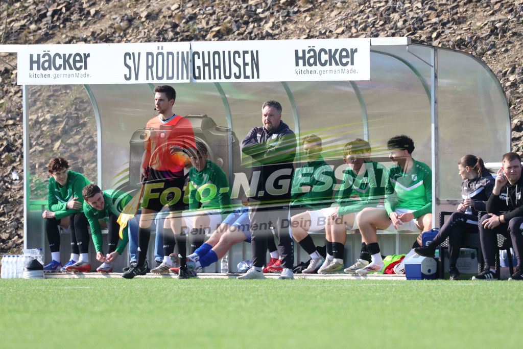 SV Rödinghausen II, FC Kaunitz | Auf dem Bild zu sehen: schwarz SV Rödinghausen II Trainer: Florian Langer ; Schiedsrichter Assistent: Simon RealSV Rödinghausen II, FC Kaunitz, Saison 25/26, Westfalenliga, Deutschland - Realisiert mit Pictrs.com