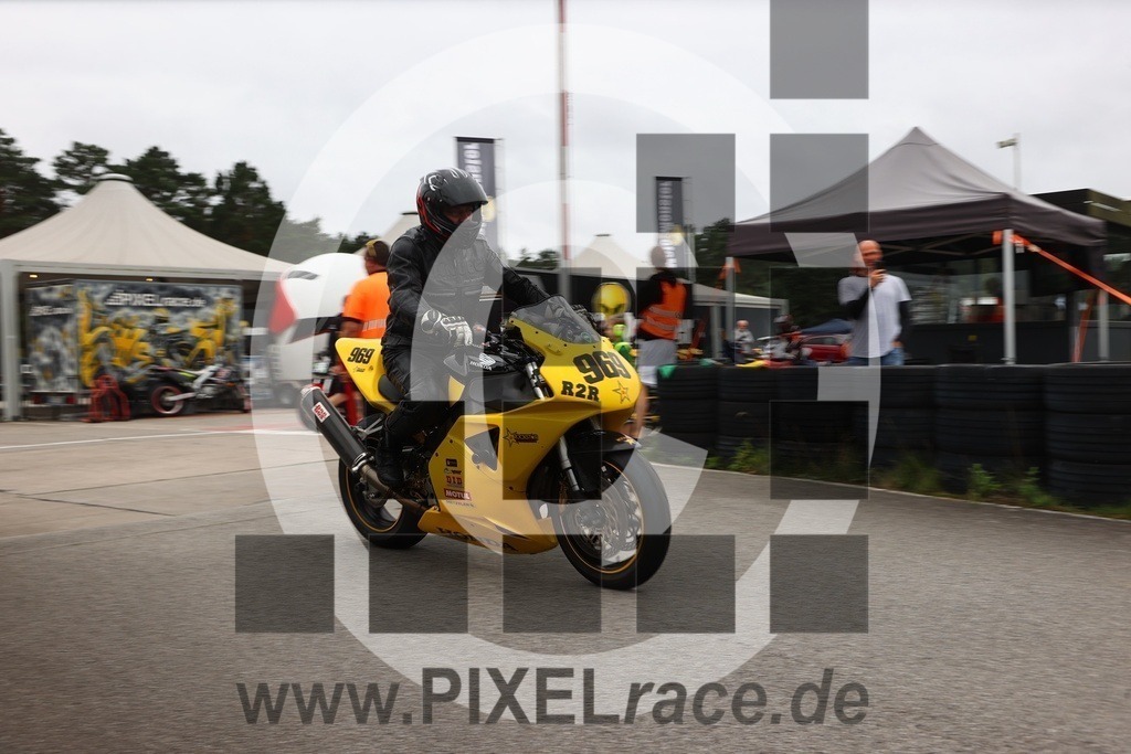 0969-20250726_00107 | Schöne Erinnerungen an spannende Momente - das festzuhalten ist unser Job. PIXELrace.de ist seit 2003 auf den Rennstrecken Europas unterwegs um die Action draußen beim Fahren und die wunderbare Stimmung imm Fahrerlager für euch einzufangen.