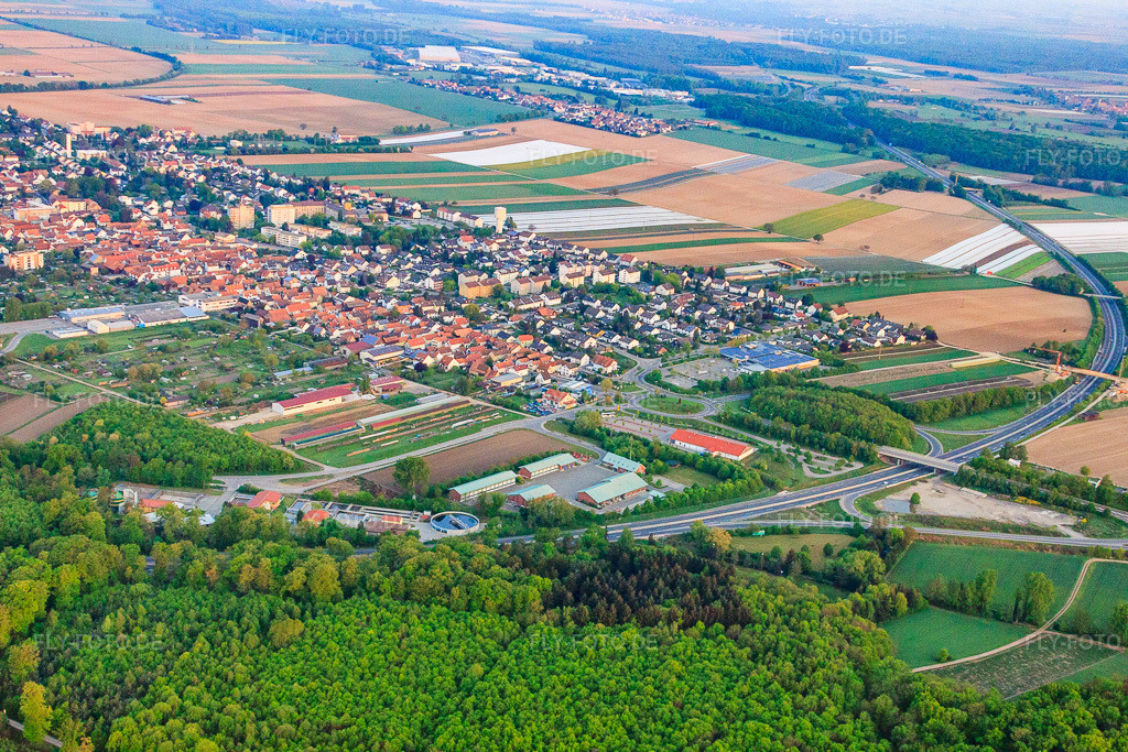 Luftbild: Stadtansicht aus Südosten mit Autobahnausfahrt Kandel Mitte der A65 in Kandel im Bundesland Rheinland-Pfalz in Deutschland.Foto: IMG_40215.jpg vom 22.04.2011 durch Werner Riehm/FLY-FOTO.deAuflösung des Originals: 4752 x 3168 px
