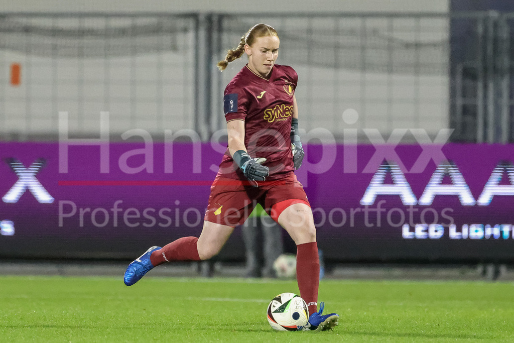 Fussball, Google Pixel Frauen-Bundesliga, TSG 1899 Hoffenheim - SV Werder Bremen | v.li.: Laura Dick (Torhüterin, Torwart, TSG 1899 Hoffenheim, 21) am Ball, Freisteller, Einzelbild, Ganzkörper, Aktion, Action, Spielszene, DIE DFB-RICHTLINIEN UNTERSAGEN JEGLICHE NUTZUNG VON FOTOS ALS SEQUENZBILDER UND/ODER VIDEOÄHNLICHE FOTOSTRECKEN. DFB REGULATIONS PROHIBIT ANY USE OF PHOTOGRAPHS AS IMAGE SEQUENCES AND/OR QUASI-VIDEO.