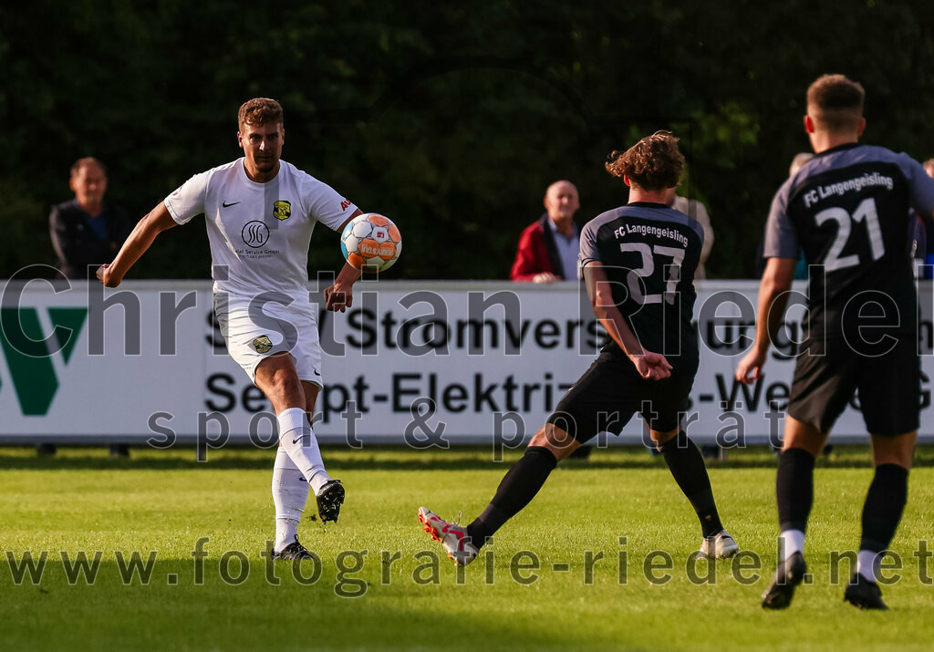 2023-08-08_016_FC_Moosinning_gegen_FC_Langengeisling | Moosinning, Deutschland, 08.08.2023:
Fußball, Bezirksliga Oberbayern Ost 2023 / 2024, 3. Spieltag, FC Moosinning gegen FC Langengeisling, Endergebnis: 0:4

Luis Haumann (FC Moosinning, #4), Maximilian Birnbeck (FC Langengeisling, #27), David Riederle (FC Langengeisling, #21)

Foto: Christian Riedel / fotografie-riedel.net