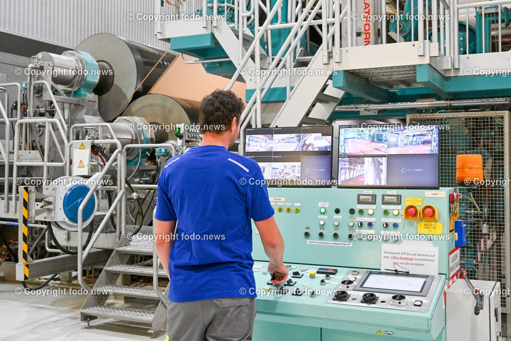 Heinzel Paper_ Laakirchen Papier AG_ 29.06.2023-71 | 29.06.2023, Laakirchen, AUT, Heinzel Paper, Laakirchen Papier AG, im Bild ein Arbeiter an einer Steuereinheit kontrolliert via Monitore die Papierproduktion an der Papiermaschine PM10 