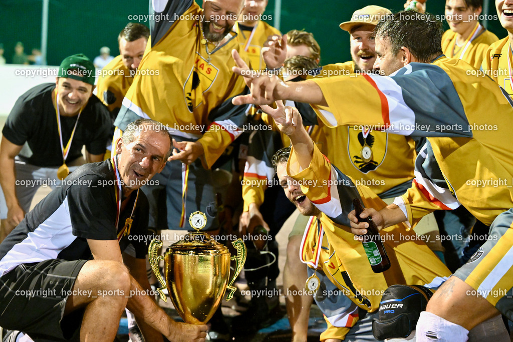 VAS Ballhockey Villach vs. HSC Eagles Poggersdorf | Meister Pokal, Bierdusche Sektionsleiter VAS Ballhockey Helmut Falle, Meisterfeier, VAS Ballhockey Meister 2024, VAS Ballhockey Villach vs. HSC Eagles Poggersdorf, VAS Ballhockey Villach vs. HSC Eagles Poggersdorf am 26.07.2024 in Villach (Alpen Arena ), Austria, (Photo by Bernd Stefan)