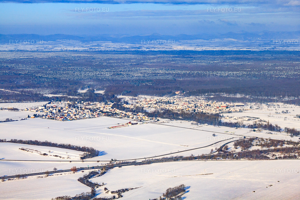 Vue aérienne: Vue d'ensemble des deux villages séparés par la rivière Lauter Scheibenhard (France) et de Scheibenhardt (Allemagne) depuis le sud-est en hiver, sous la neige. à Scheibenhard dans le département Bas Rhin, France.Photo: IMG_36154.jpg prise le 02/01/2011 par Werner Riehm/FLY-FOTO.euRésolution de l'original: 4752 x 3168 px