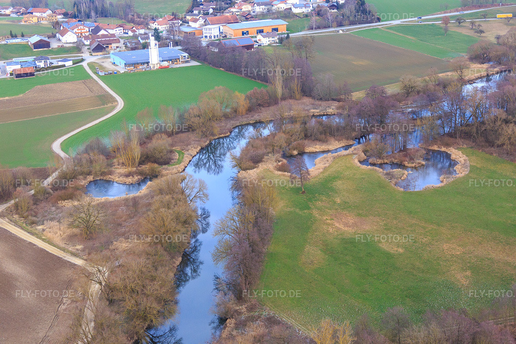 Luftbild: Studio 3 Möbelmanufaktur GmbH jeseits der Rott im Ortsteil Hirschbach in Bad Birnbach im Bundesland Bayern in Deutschland. – Foto: IMG_085524.jpg vom 31.12.2015 durch Werner Riehm/FLY-FOTO.de – Auflösung des Originals: 5472 x 3648 px – Studio 3 Möbelmanufaktur GmbH