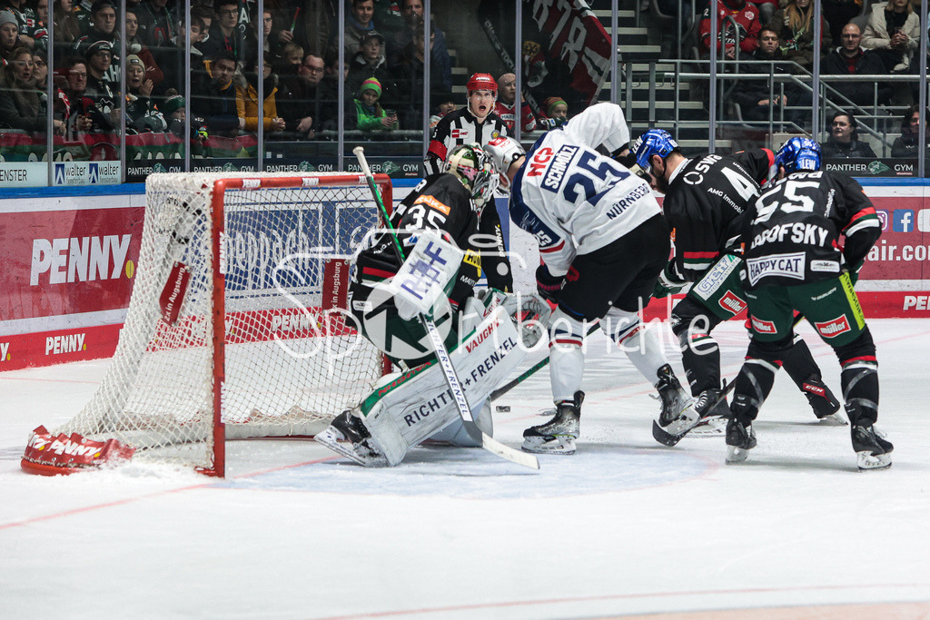Augsburger Panther - Nürnberg ICE Tigers | Daniel SCHMOELZ (AEV #25) bringt in dieser Szene den Puck nicht an Markus KELLER (AEV #35) vorbei