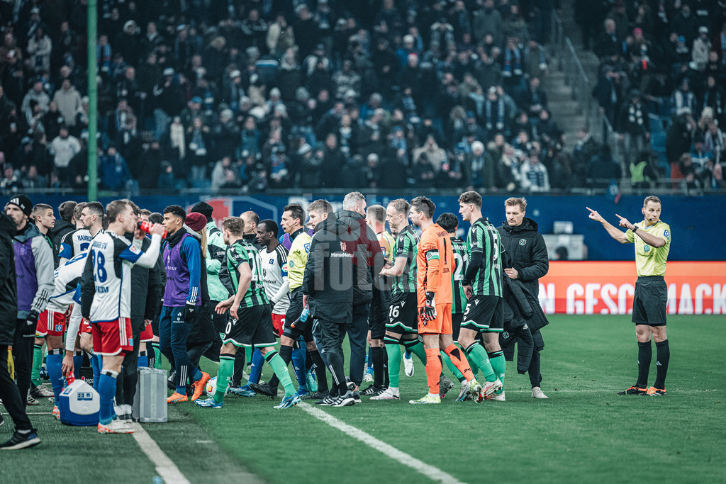 Fußball | Männer | Saison 2023/2024 | 2. Fußball-Bundesliga | 21. Spieltag | Hamburger SV vs. Hannover 96 | 09.02.2024 | Schiedsrichter Sören Storks weist die Teams an, in die Kabine zu gehen