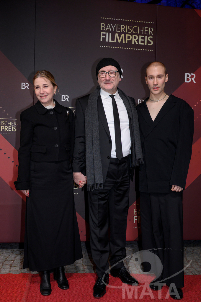 _DWI5466 | Christina Scholz, Rainer Bock und Moritz Bock bei der Verleihung des 47. Bayerischen Filmpreises 2026  im Prinzregententheater. München, Deutschland. Der Bayerische Filmpreis wird seit 1979 von der Bayerischen Staatsregierung verliehen, um die Bedeutung des Kinofilms als Kulturgut herauszustellen - Realisiert mit Pictrs.com