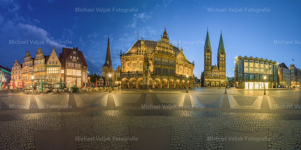 Der Bremer Marktplatz im 180° Panorama | Ein 180° Panoramabild des Bremer Marktplatzes in den frühen Morgenstunden zeigt die Stadt in einem stillen, magischen Moment. Der Himmel beginnt sich zu erhellen, während alle historischen Gebäude noch in warmem Licht leuchten. Rathaus, Roland, Dom und die Giebelhäuser strahlen Ruhe und Geschichte aus, eingerahmt von der leeren Pflasterfläche und dem sanften Übergang zwischen Nacht und Tag. - Realisiert mit Pictrs.com