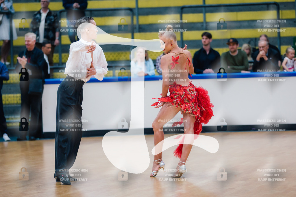 Hessen Tanzt WDSF Open Junior II Latin 4th (260) Jelisei Zemljannikov _ Gertrude Sofia Kirkmann (Finland)-2025-05-18-5587 | Webshop for digital downloads and prints of dance sport, event & show photographer Julian Link - Realisiert mit Pictrs.com