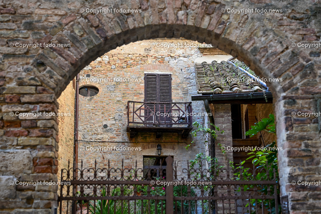 Italien_ Toskana_ San Gimignanao_ 26.05.2024-29 | 26.05.2024, Italien, ITA, Toskana, San Gimignano im Bild Stadtansichten Gebäude, Architektur, Touristen, Historisch, Ansichten der berühmten Stadt San Gimignano in der Toskana-Italien - View of the famous town San Gimignano in Tuscany-Italy


San Gimignano ist eine italienische Kleinstadt in der Toskana mit einem mittelalterlichen Stadtkern. San Gimignano wird auch die Stadt der Türme genannt. Die Stadt liegt in der Provinz Siena. Sie gehört neben Florenz, Siena und Pisa zu den von Touristen meist besuchten Zielen in der Toskana.