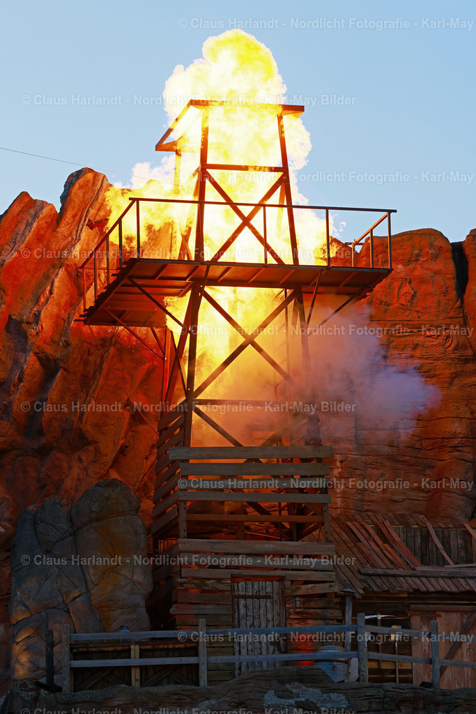 _P8A1936 | Ölturm explodiert