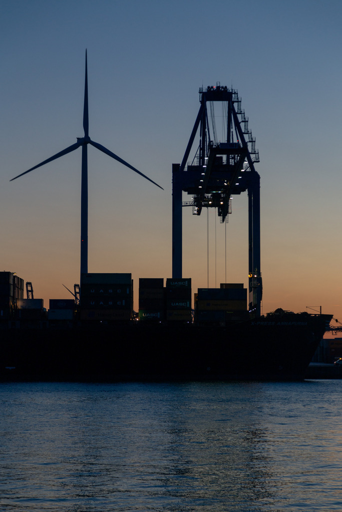 Der echte Hamburger Hafen 12 - URBANISTER | Durch die Stadt gehen, als wohnte man woanders. Fotografie, subjektiver Urbanismus und aktiver Müßiggang. - Realisiert mit Pictrs.com