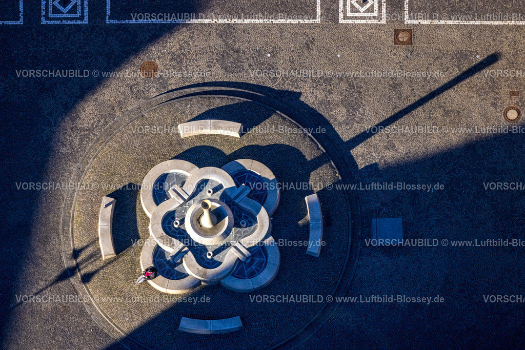 Bottrop240107595 | Luftbild, einzelne Person am Brunnen auf dem Rathausplatz, Altstadt, Bottrop, Ruhrgebiet, Nordrhein-Westfalen, Deutschland