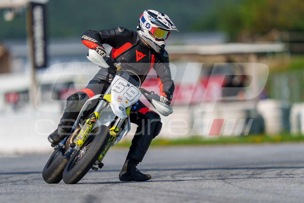 SuperMoto_Staatsmeisterschaft_Greinbach_187 | GRIPcapture steht für authentische Sportfotografie in Österreich – für Momente, die mehr sind als Geschwindigkeit oder Ergebnis. Es geht um Emotion, Spannung, Fokus und den Augenblick, der oft nur einen Wimpernschlag dauert.Ob Motorsport, Teamsport oder 