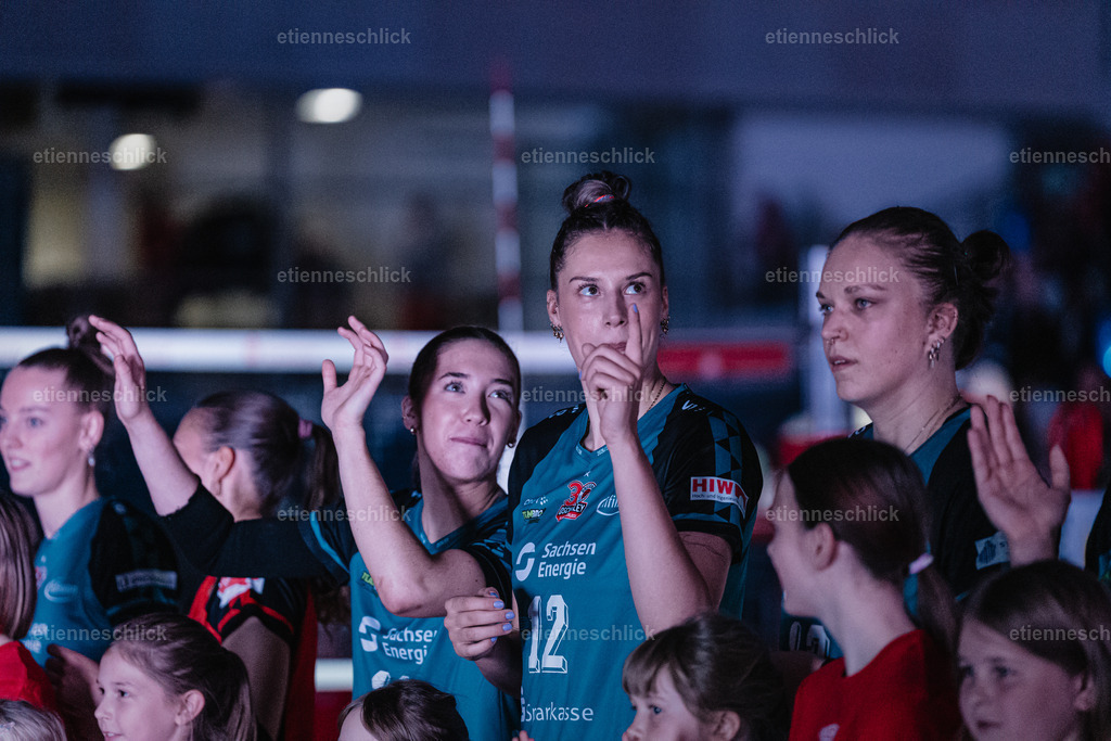 Dresdner SC - Binder Blaubären TSV Flacht, DEKRA 1. Bundesliga Frauen, Volleyball | Im Bild: Spielereinlauf Mette Marleen Pfeffer (12, Dresdner SC)24.10.2026, Dresdner SC -  Binder Blaubären TSV Flacht, DEKRA 1. Bundesliga Frauen, Volleyball, Deutschland, Dresden, Cyberport Arena