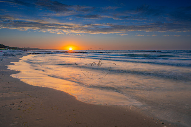 2026-08-06_20-47-33_190 | Ruhiger Strand bei Sonnenuntergang mit sanften Wellen und buntem Himmel, Zempin, Usedom, Mecklenburg-Vorpommern, Deutschland - Realisiert mit Pictrs.com