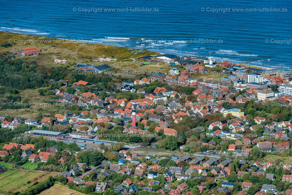 Wangerooge_Ortsansicht_ELS_5193091022 | WANGEROOGE 09.10.2022 Ortsteilansicht des Hauptstrandes entlang der Strandpromenade von Wangerooge auf der gleichnamigen Insel im Wattenmeer in der Nordsee im Bundesland Niedersachsen. Wangerooge ist die östlichste der bewohnten Ostfriesischen Inseln und verfügt über einen Sandstrand und ist Nordseeheilbad. Auf dem Strand befinden sich Strandkörbe und Urlauber. Weiterführende Informationen bei: Kurverwaltung Nordseeheilbad Wangerooge. // View of the main beach along the seafront of the village of Wangerooge on the island of the same name in the Wadden Sea of the North Sea in the state of Lower Saxony. Wangerooge is the Eastern-most inhabited of the East Frisian Islands. It has a sand beach and is a spa resort. Further information at: Kurverwaltung Nordseeheilbad Wangerooge. Foto: Martin Elsen
