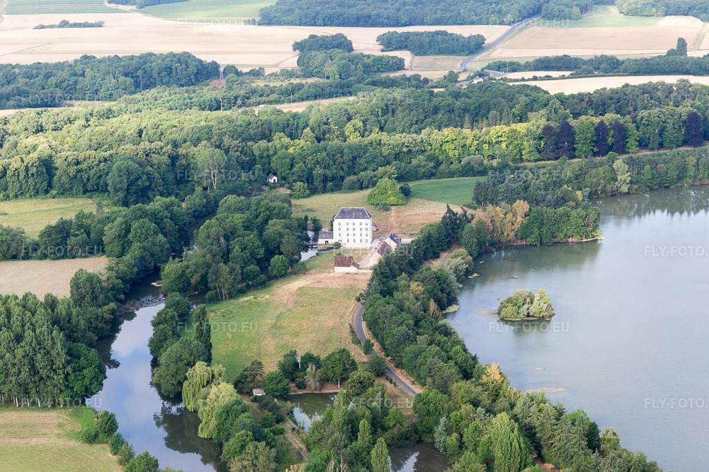 Vue aérienne: Vue de la ville à Naveil dans le département Loir et Cher, France – .Photo: IMG_101109.jpg prise le 24/06/2017 par Werner Riehm/FLY-FOTO.eu – Résolution de l'original: 5472 x 3648 px