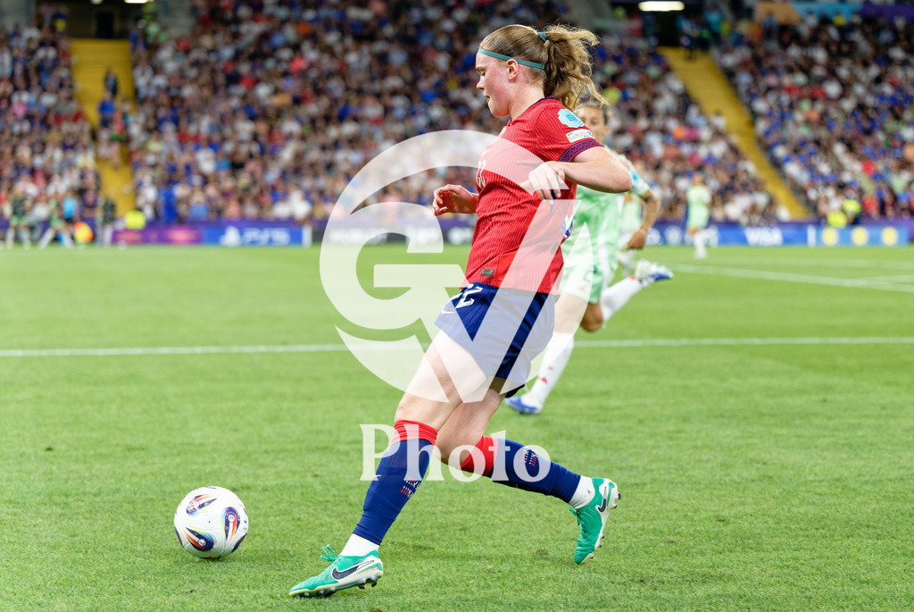 Norway v Italy - UEFA Women's EURO 2025 Quarter-Final | GENEVA, SWITZERLAND - JULY 16: Signe Gaupset of Norway controls the ball  during the UEFA Women's EURO 2025 Quarter-Final match between Norway and Italy at Stade de Geneve on July 16, 2025 in Geneva, Switzerland. (Photo by Giuseppe Velletri/Sports Press Photo/Getty Images)