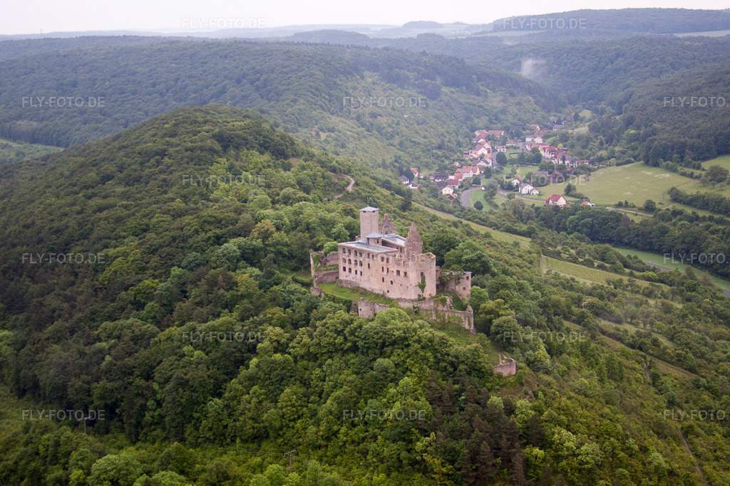 Luftbild: Ruine und Mauerreste der ehemaligen Burganlage und Feste Trimburg im Ortsteil Trimberg in Elfershausen im Bundesland Bayern in Deutschland. Foto: IMG_65959.jpg vom 30.05.2014 durch Werner Riehm/FLY-FOTO.de