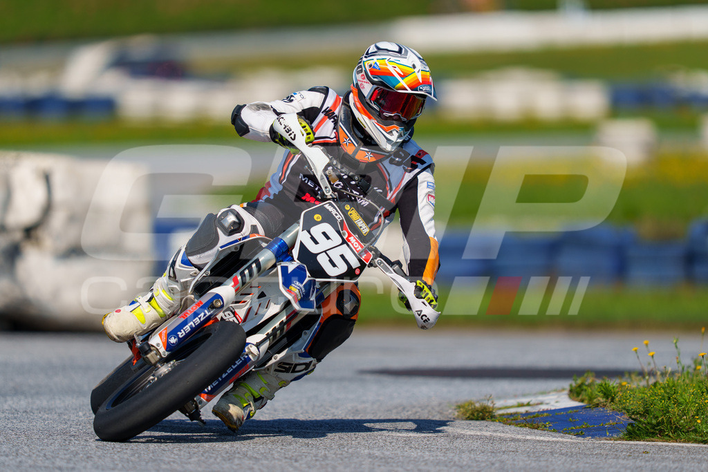 SuperMoto_Staatsmeisterschaft_Greinbach_247 | GRIPcapture steht für authentische Sportfotografie in Österreich – für Momente, die mehr sind als Geschwindigkeit oder Ergebnis. Es geht um Emotion, Spannung, Fokus und den Augenblick, der oft nur einen Wimpernschlag dauert.Ob Motorsport, Teamsport oder 
