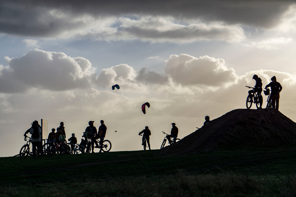 JT-220130 | Mountainbike Strecke mit Sprunghügeln, Downhill Trail,  auf der Halde Norddeutschland in Neukirchen-Vluyn, eine Bergbau Bergehalde, heute Landschaftspark, Kiter Drachen, NRW, Deutschland - Realisiert mit Pictrs.com