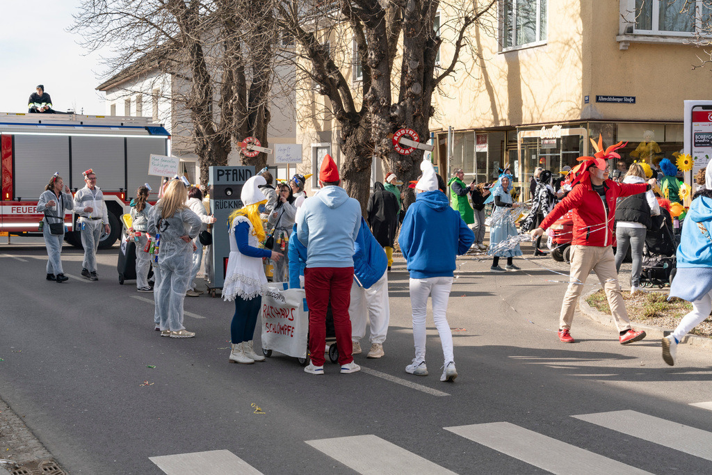 Umzug2025-053_8921 | Fotostrecke: FASCHINGSUMZUG 2025 in Loosdorf. 22 Masken(gruppen)-Teilnehmer: Loosdorfer Vereine, Wirtschaftstreibende, Gemeindeabordnungen sowie Kreditinstitute. rund 700 Besucher entlang der Hauptstrasse. Veranstaltungs-Sicherung durch Mannschaft der FF-Loosdorf mit schwerem Gerät. Maskenprämierung am EKZ-Platz durch Bgm. Thomas Vasku in den Kategorien: Bester Festwagen (Fa. gkonzept-Groissenberger; Beste Personengruppe-ASK-Loosdorf; Beste Einzelperson; Weiteste Anreise-FF Schollach;