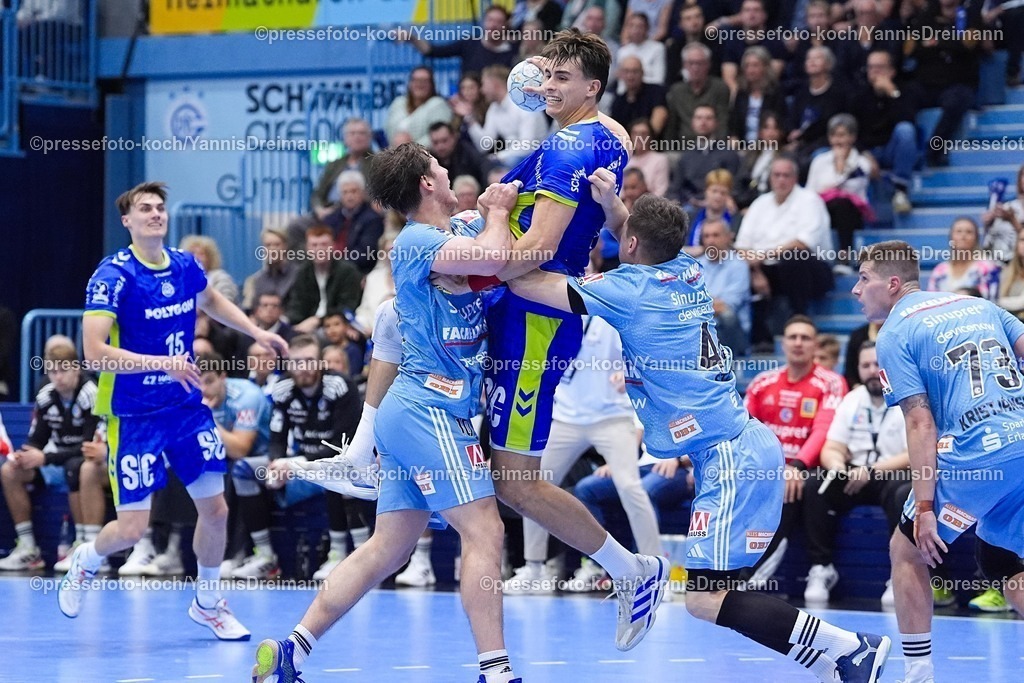 xYDR09102501172 | 09.10.2025, xydrx, Handball, 1.HBL, VFL Gummersbach - HC Erlangen, Schwalbe-Arena: Florian Scheerer (HC Erlangen #10) und Christoph Steinert (HC Erlangen #44) im Zweikampf gegen Julian Koester (VFL Gummersbach #7)