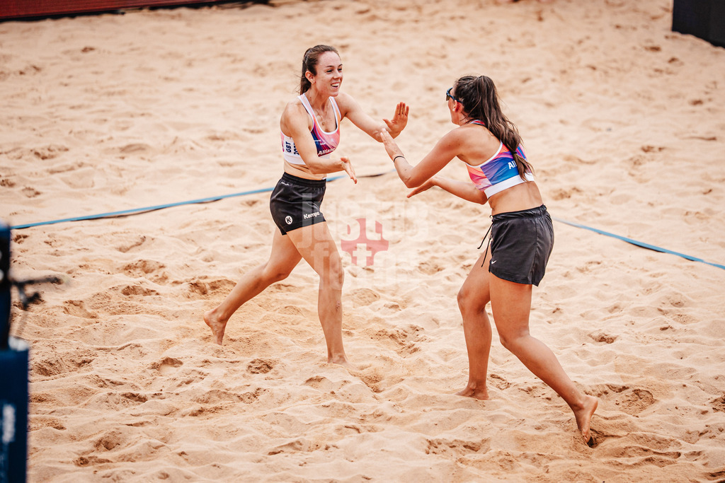 Beachvolleyball | Frauen | Allianz German Beach Tour 2025 | Tourstop München | 03.07.2025 | v.l. Caroline Mayr und Theresa Müller jubeln
