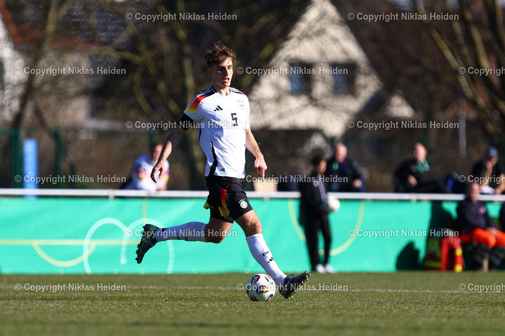 NH_DeutschlandU19_SlowenienU19_UEFAQualifikationsturnier_19032025 | #5 Elias Decker (Deutschland U19)Fußball I Junioren I UEFA-U19-Europameisterschaft I Saison 2024-2025 I Qualifikationsturnier I Deutschland U19 - Slowenien U19 I 19.03.2025 I Drömlingstadion